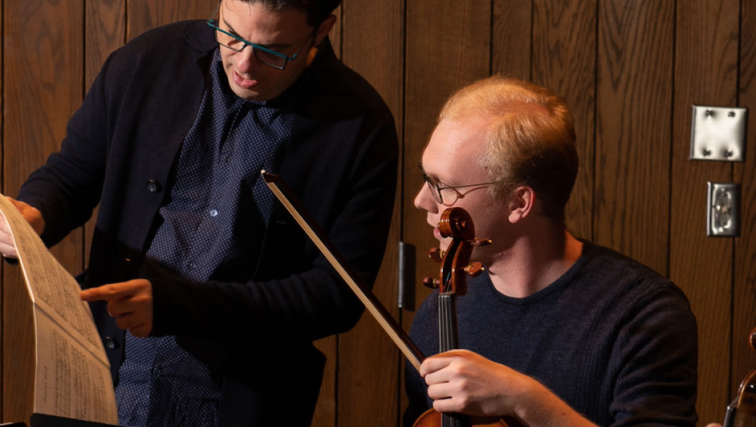 Tulio Rondon teaching student string quartet players.