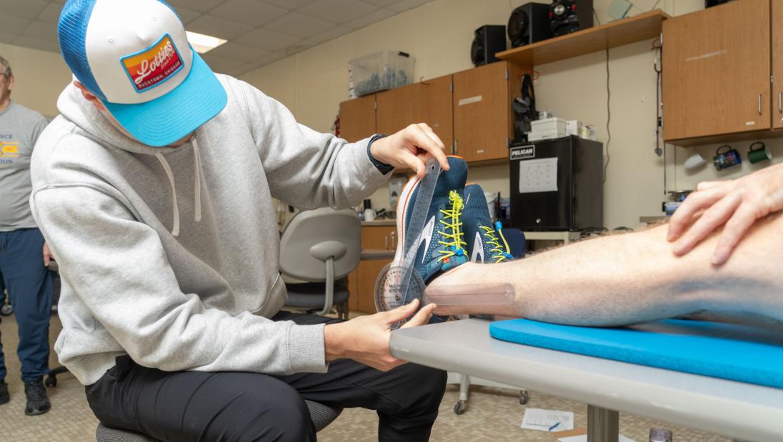 Student in kinesiology clinical setting with a client 