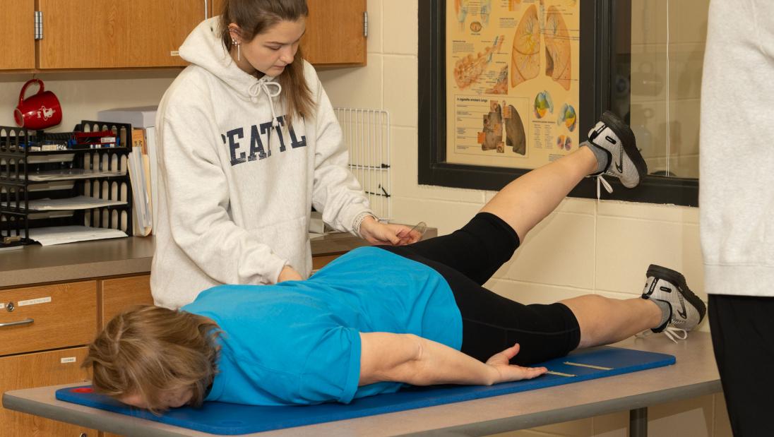 student working with client in KINS clinic setting 