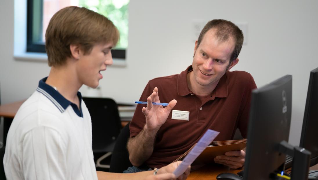 advisor helping student with class registration