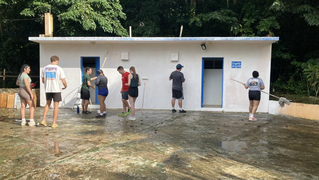 Group of students painting a building in Puerto Rico
