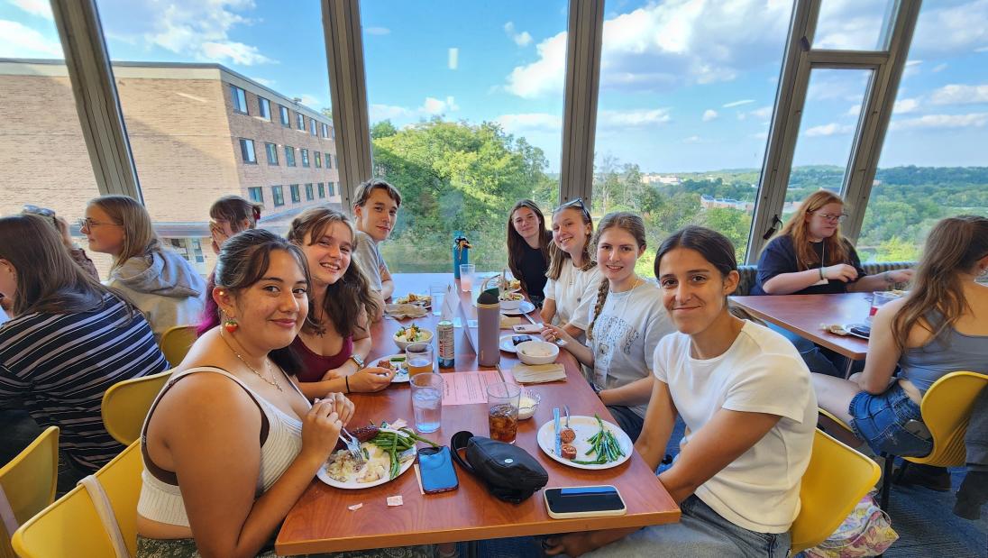 Honors students at Hilltop having lunch