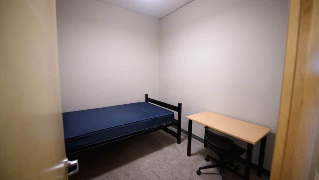 Bedroom in Aspenson Mogensen with a twin XL bed and a desk and chair