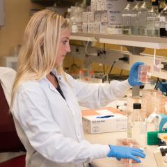 Megan Schleusner working in the chemistry lab
