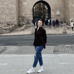 Elise Tipcke study abroad at a castle