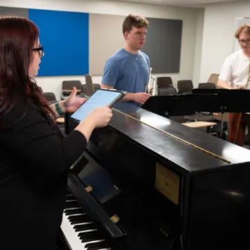 Composer and Alumni Heidi Joosten working with students in Haas