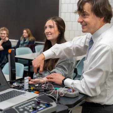 In an Honors Class, faculty use technology to take a closer look at a student's arm.