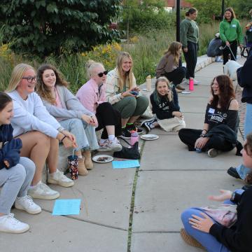 Honors students congregate at the annual welcome back picnic