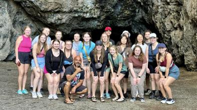 Winterim immersion group shot in Hawaii on the beach 