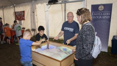 Gary Runnings and visitors at the virtual reality sand table at Farm Tech Days