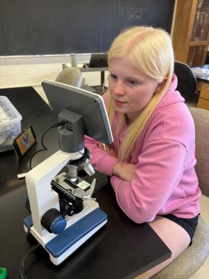 Kira Schoff using digital screen microscope 