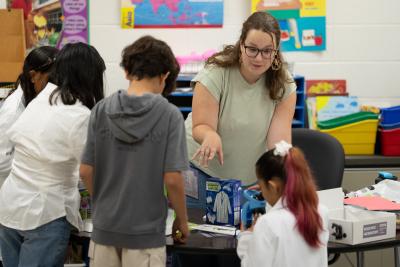 Ava Hoffman teaching in dual immersion classroom at Longfellow 