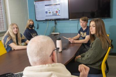Blugolds (from left) Abby McCullough, Morgan Dekan, Luke Plagens and Annabelle Howat talk with Dr. Eric Jamelske about their research presentation. (Photo by Shane Opatz)