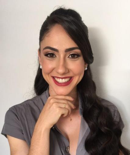 Professional portrait of Flavia Oliveira