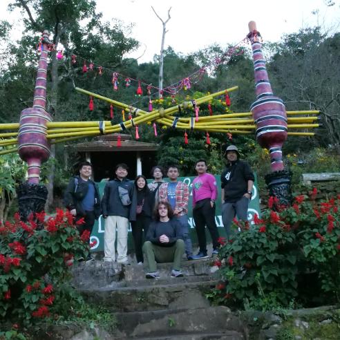 A group picture of student doing immersion trip in Thailand