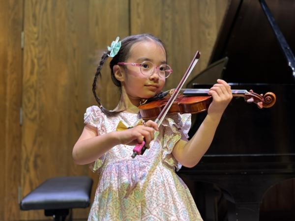 Sunny Strings Violinist