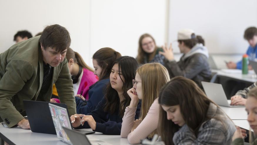 students in Econ class with Thomas Kemp teaching 