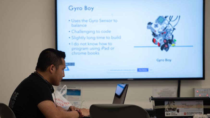 Blugold student teaching youth robotics camp