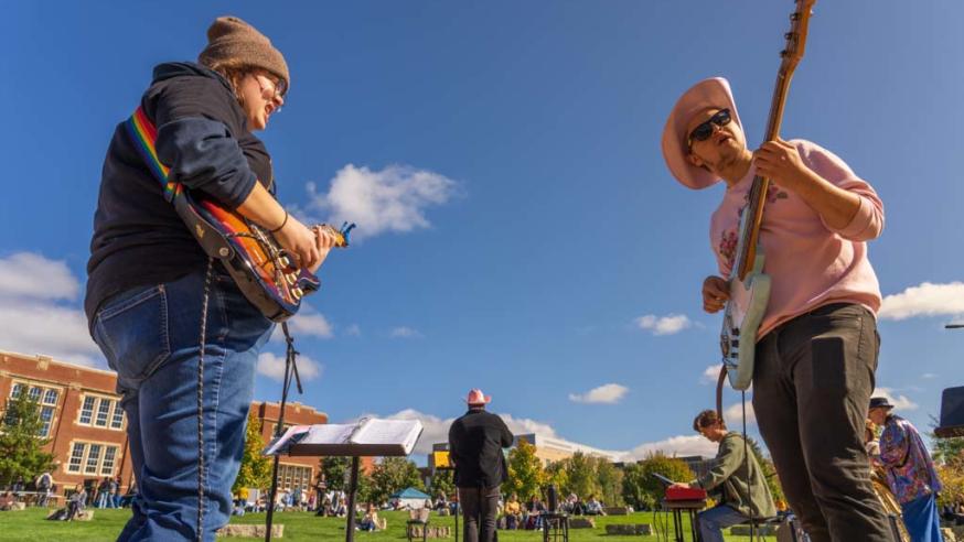 outdoor concert on the mall, students 