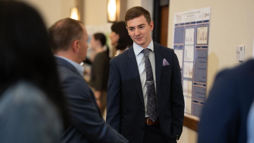 Student discusses research during a research presentation.