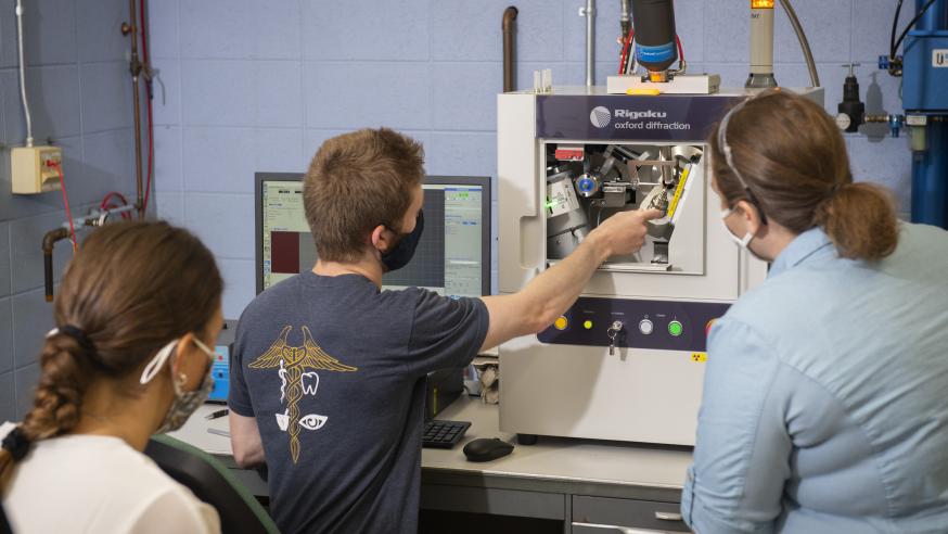 The new X-ray diffractometer is used for a variety of purposes, including analysis of crystals of organic and inorganic small molecules at the atomic level.
