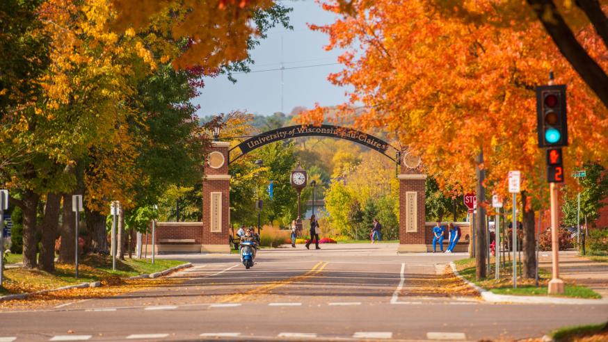 fall colors through the gateway arch on campus