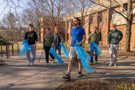 Honors students pick up trash around UWEC campus